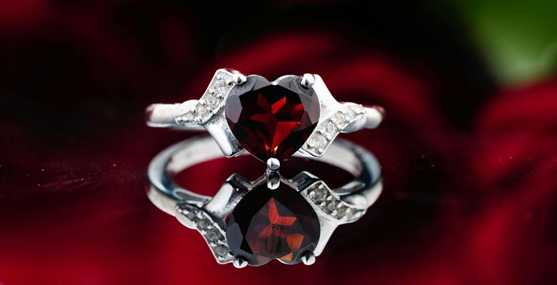 Подходят ли украшения с рубинами блондинкам