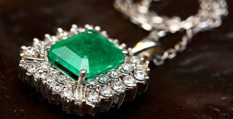 Подходят ли украшения с изумрудами брюнеткам