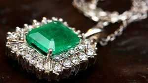 Подходят ли украшения с изумрудами брюнеткам