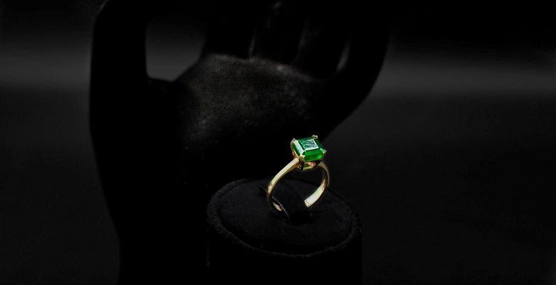 Подходят ли украшения с изумрудами русоволосым дамам