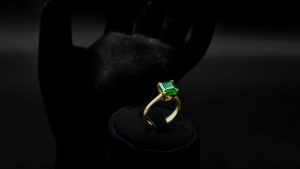 Подходят ли украшения с изумрудами русоволосым дамам