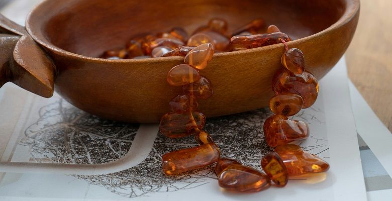 Подходят ли украшения с янтарем брюнеткам