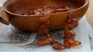 Подходят ли украшения с янтарем брюнеткам Подходят ли украшения с янтарем брюнеткам