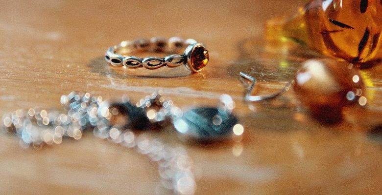 Подходят ли украшения с янтарем рыжеволосым