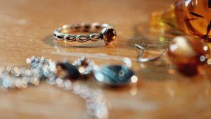 Подходят ли украшения с янтарем рыжеволосым