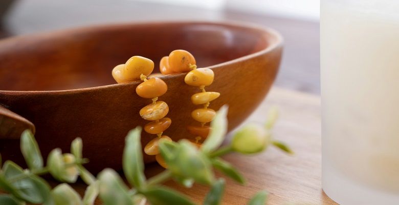 Подходят ли украшения с янтарем шатенкам