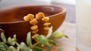 Подходят ли украшения с янтарем шатенкам