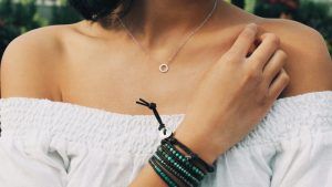 Подходят ли украшения с бирюзой брюнеткам?