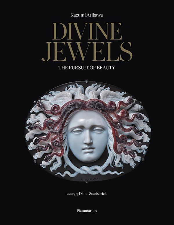 Обложка книги Divine Jewels с камеей «Медуза» работы Бенедетто Пиструччи, 1844 год 