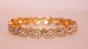 Браслеты с прозрачными камнями: какие бывают и кому пойдут