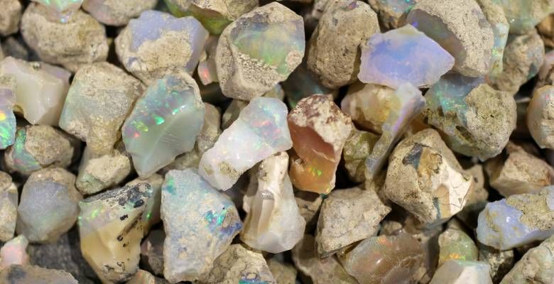 Подходят ли украшения с опалом брюнеткам