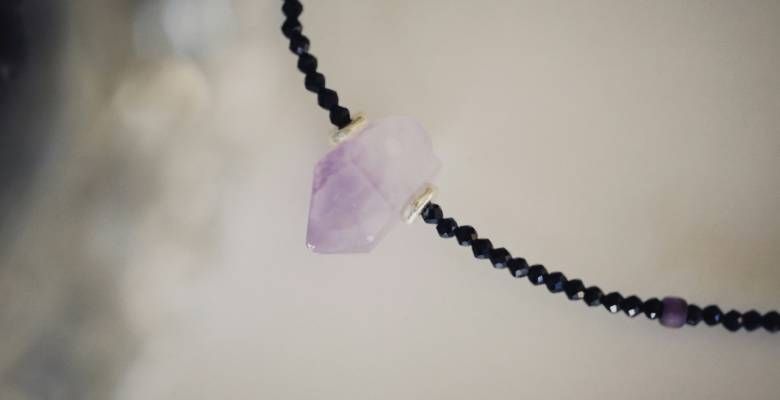 Подвески с фиолетовыми камнями: какие бывают и кому пойдут