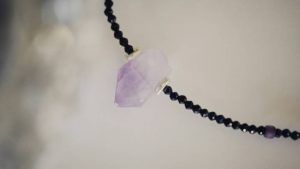 Подвески с фиолетовыми камнями: какие бывают и кому пойдут