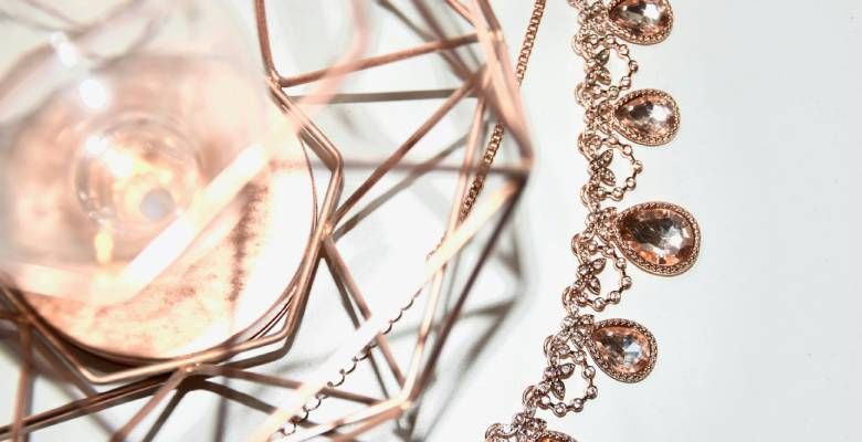 Подвески с коричневыми камнями: какие бывают и кому пойдут