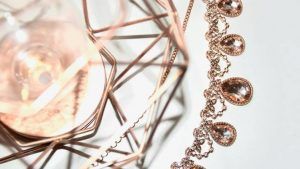 Подвески с коричневыми камнями: какие бывают и кому пойдут