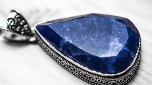 Подвески с синими камнями: какие бывают и кому пойдут