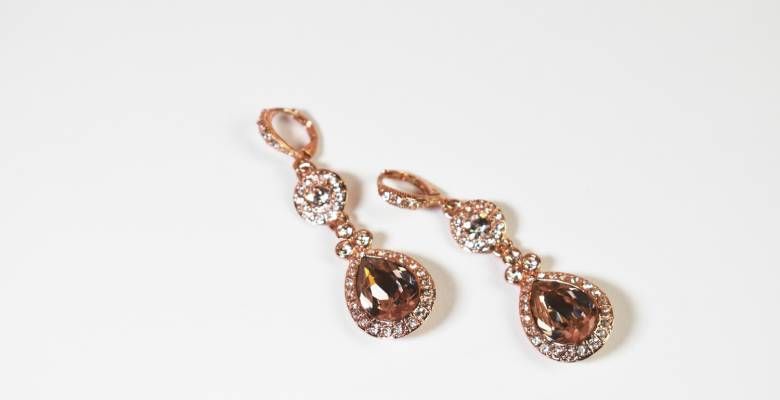 Серьги с коричневыми камнями: какие бывают и кому пойдут