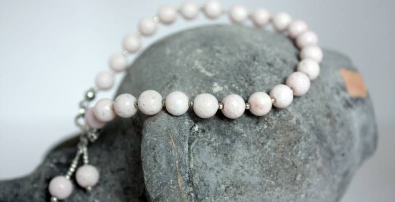 Украшения с кахолонгом для Дев: подходят или нет