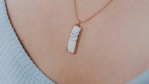 Украшения с кахолонгом для Овнов: подходят или нет?