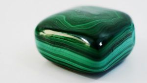 Подходят ли украшения с малахитом брюнеткам?