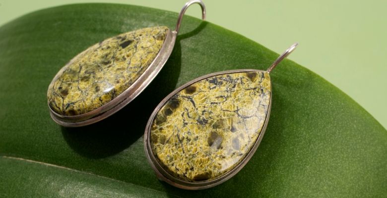 Подходят ли украшения с агатами русоволосым дамам