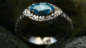 Кольца с голубыми камнями: какие бывают и кому пойдут
