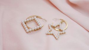 Как носить жемчуг и выглядеть модно? Как носить жемчуг и выглядеть модно?