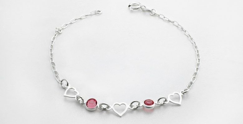 Подвески с красными камнями: какие бывают и кому пойдут