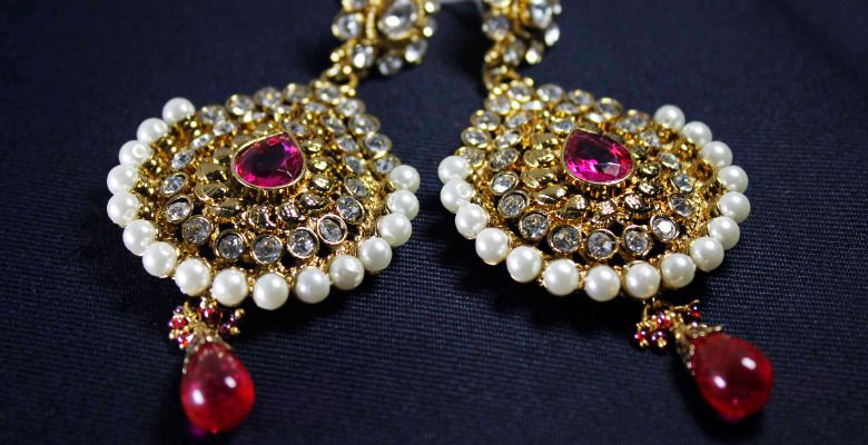 Серьги с минералами алых оттенков: какие бывают и кому пойдут