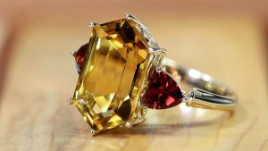 Подходят ли украшения с гранатом брюнеткам