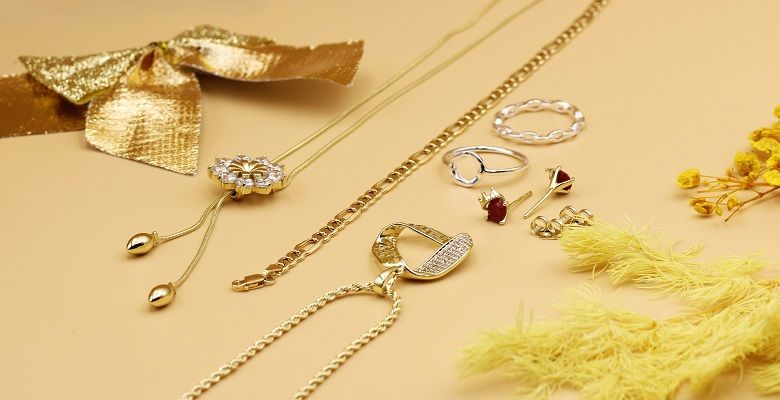 Подходят ли украшения с гранатом русоволосым дамам