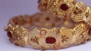 Подходят ли украшения с гранатом шатенкам