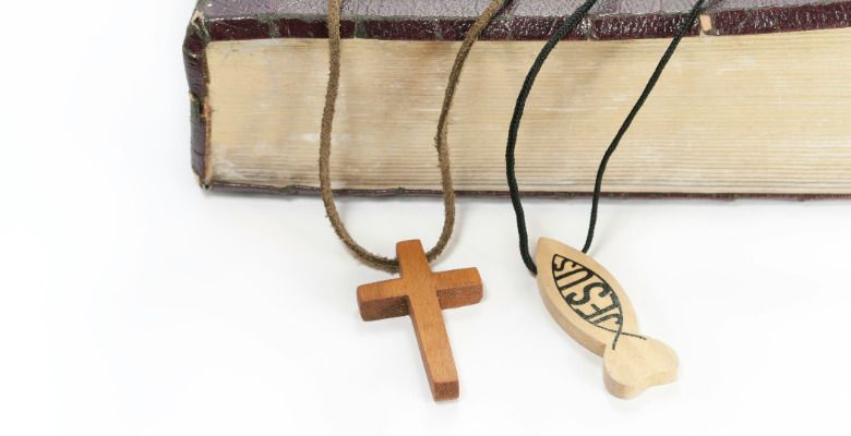 Подвески из дерева: какие бывают и кому пойдут