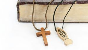 Подвески из дерева: какие бывают и кому пойдут