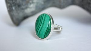 Кольца с зелеными камнями: какие бывают и кому пойдут?