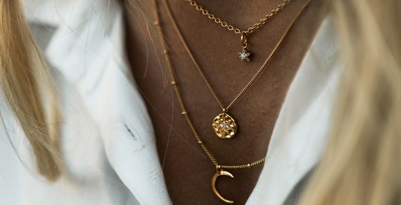 Подходят ли золотые украшения для блондинок