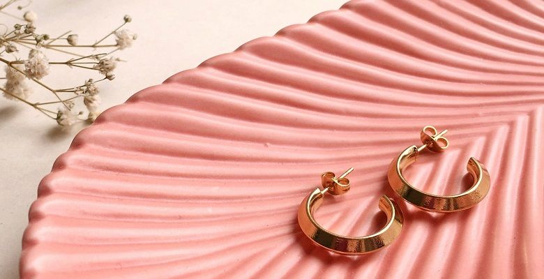 Подходят ли золотые украшения для девушек с русыми волосами