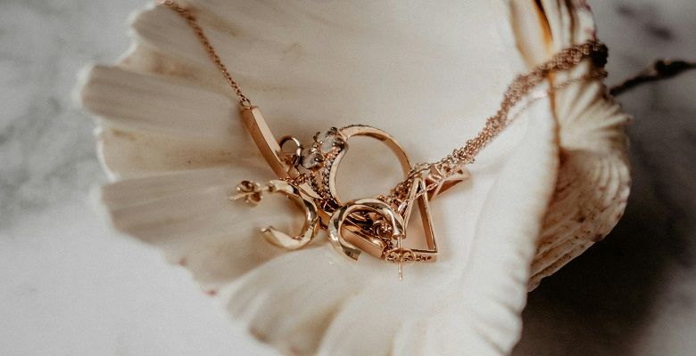 Подходят ли золотые украшения для шатенок