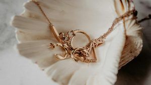 Подходят ли золотые украшения для шатенок Подходят ли золотые украшения для шатенок