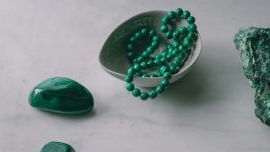 Подходят ли украшения с малахитом русоволосым дамам?