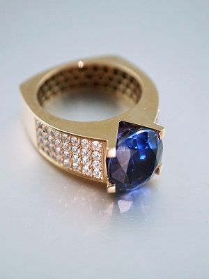 кольцо с гранатом