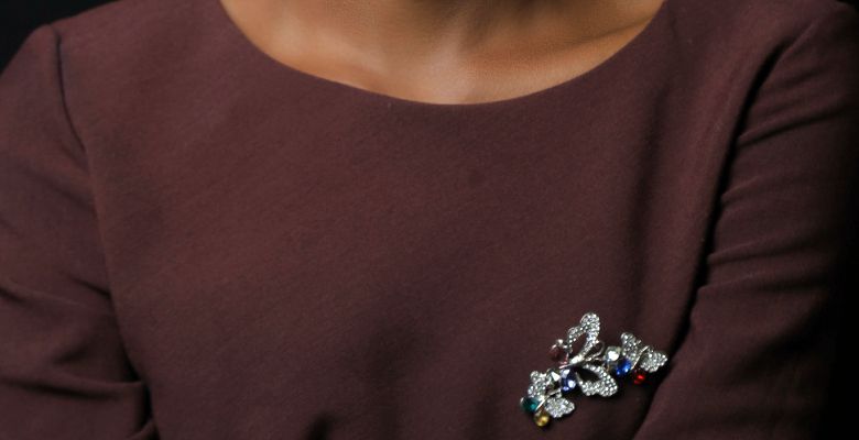 Броши на платье: как грамотно носить и сочетать с одеждой