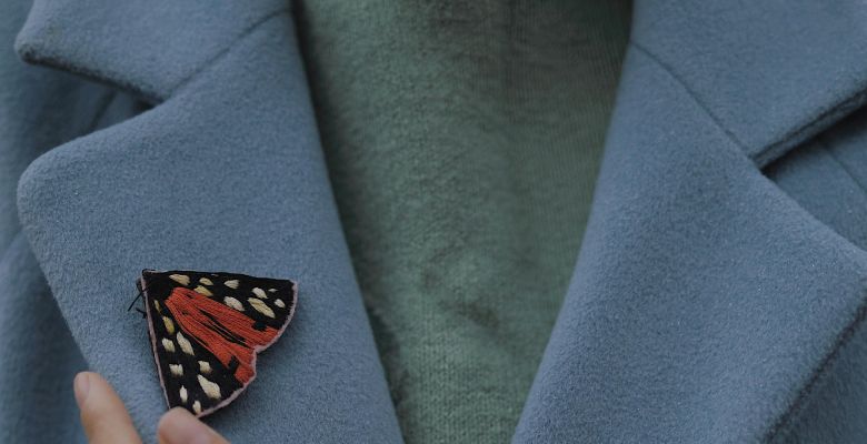 Броши на пальто: как грамотно носить и сочетать с одеждой