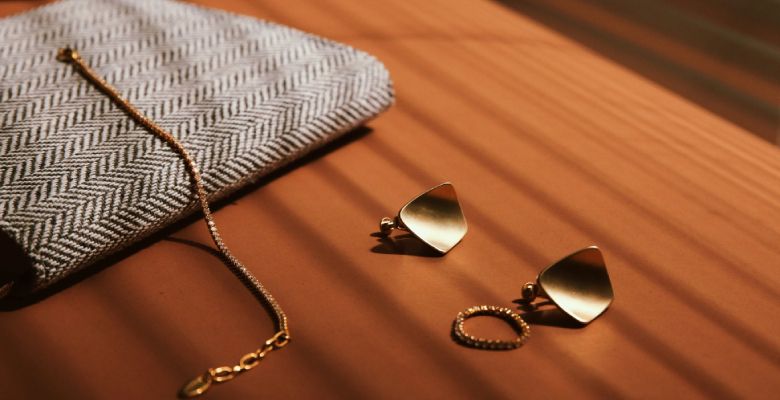 Как носить золото и не выглядеть старше