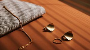 Как носить золото и не выглядеть старше Как носить золото и не выглядеть старше