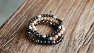 Браслеты с черными камнями: какие бывают и кому пойдут Браслеты с черными камнями: какие бывают и кому пойдут