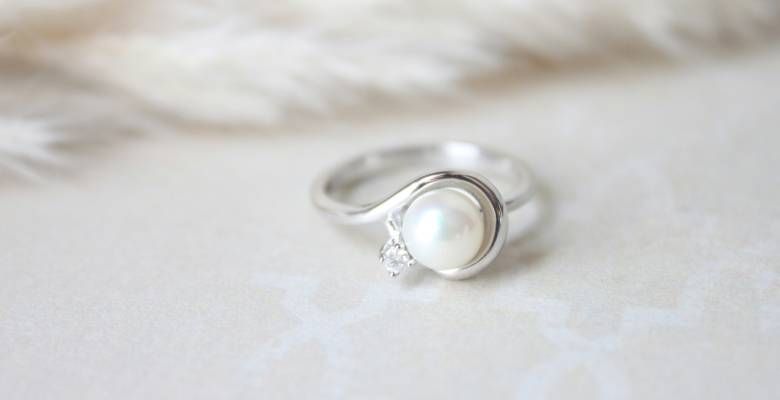 Кольца с белыми камнями: какие бывают и кому пойдут