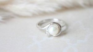 Кольца с белыми камнями: какие бывают и кому пойдут