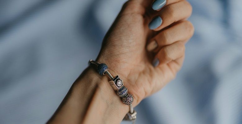 Браслеты с синими камнями: какие бывают и кому пойдут
