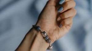 Браслеты с синими камнями: какие бывают и кому пойдут